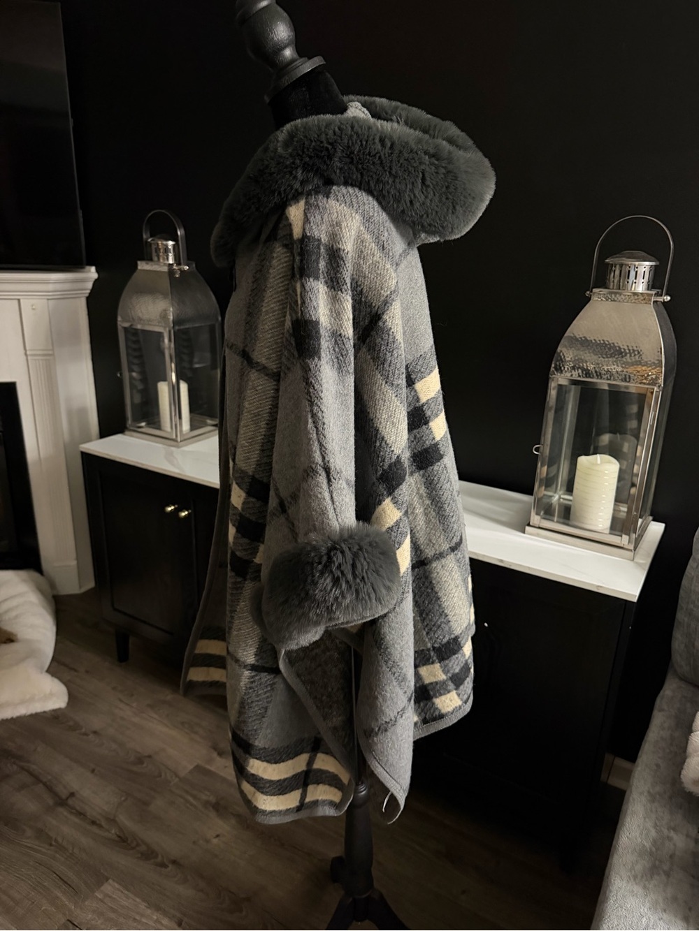 ON BLUE Plaid Poncho Cape S/M Gray Faux Fur Collar Cozy Winter Wrap - Picture 4 of 7